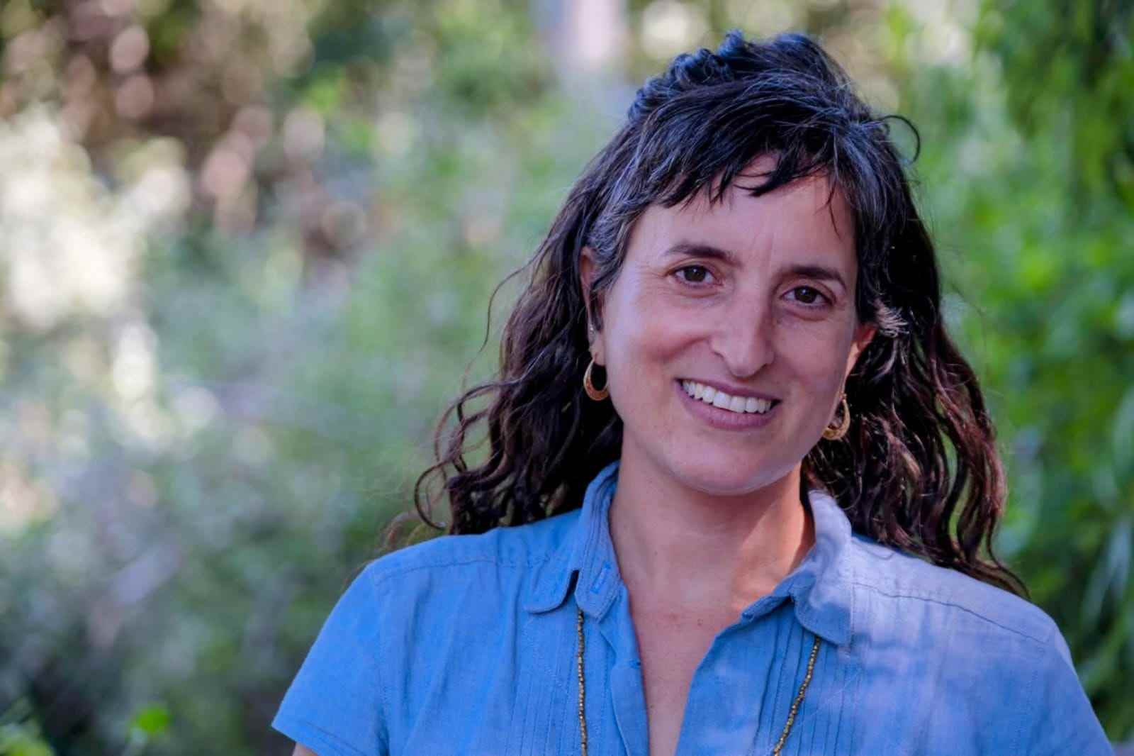 מלווה בגישת ידיים פשוטות יושבת עם אדם בצורה חמה ואנושית